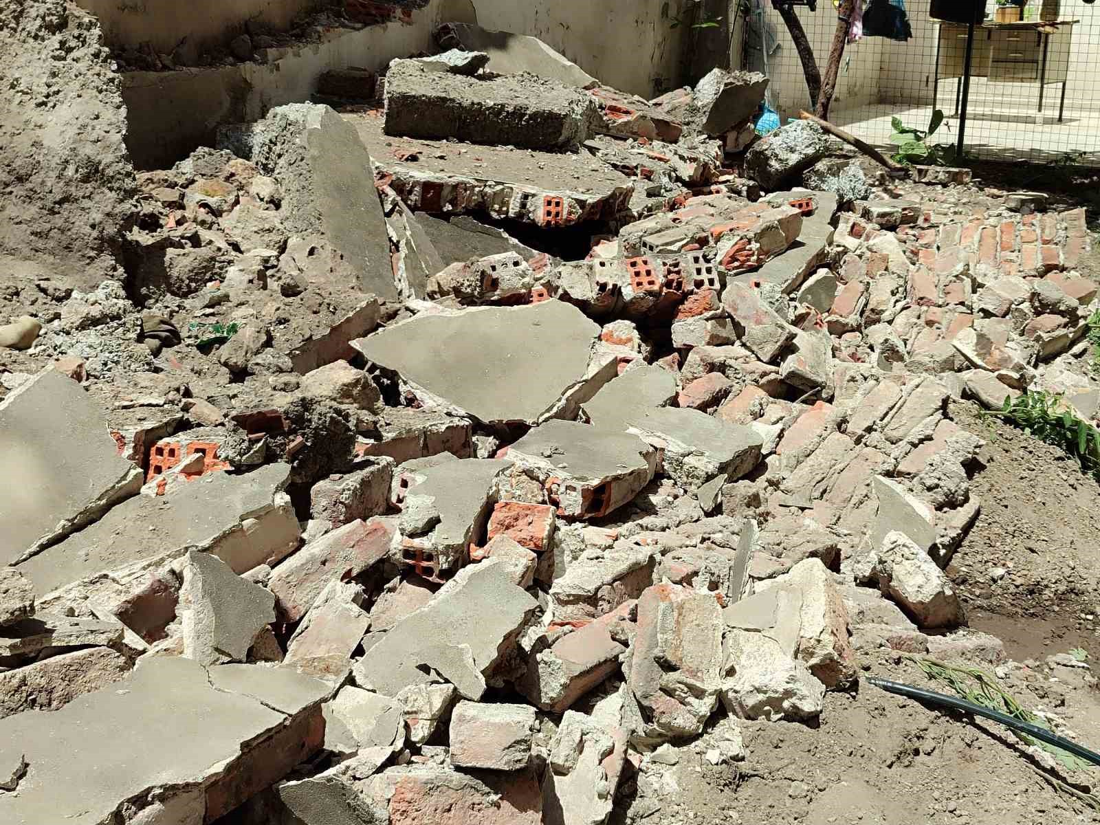 Fatih’te istinat duvarının çökmesinin ardından bir bina boşaltıldı