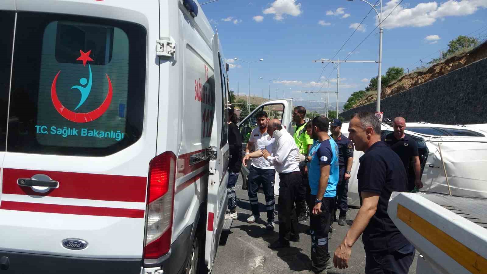 Askeri ara&ccedil; kaza yaptı: 1&rsquo;i asker 3 yaralı
