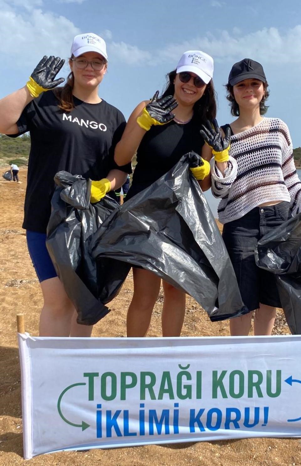 Ayvalık&rsquo;ta g&ouml;n&uuml;ll&uuml;lerden &ccedil;evre temizliği
