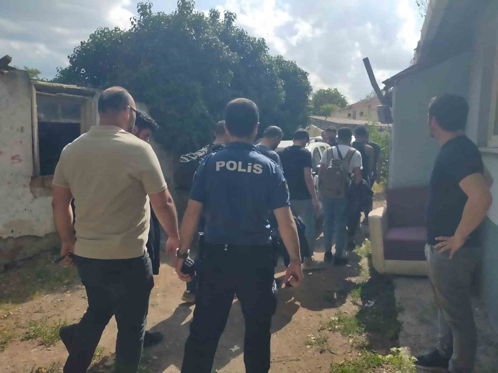 Metruk binada 7 ka&ccedil;ak g&ouml;&ccedil;men ile aranan 1 kişi yakalandı
