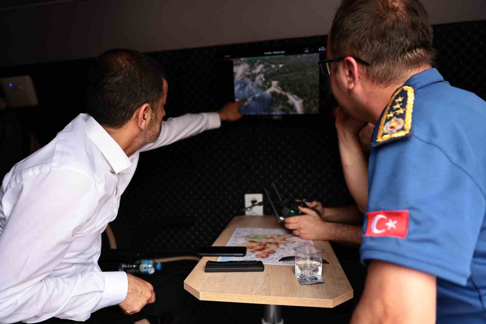 Başkan Çavuşoğlu yangın bölgesinde çalışmaları yerinden yönetiyor