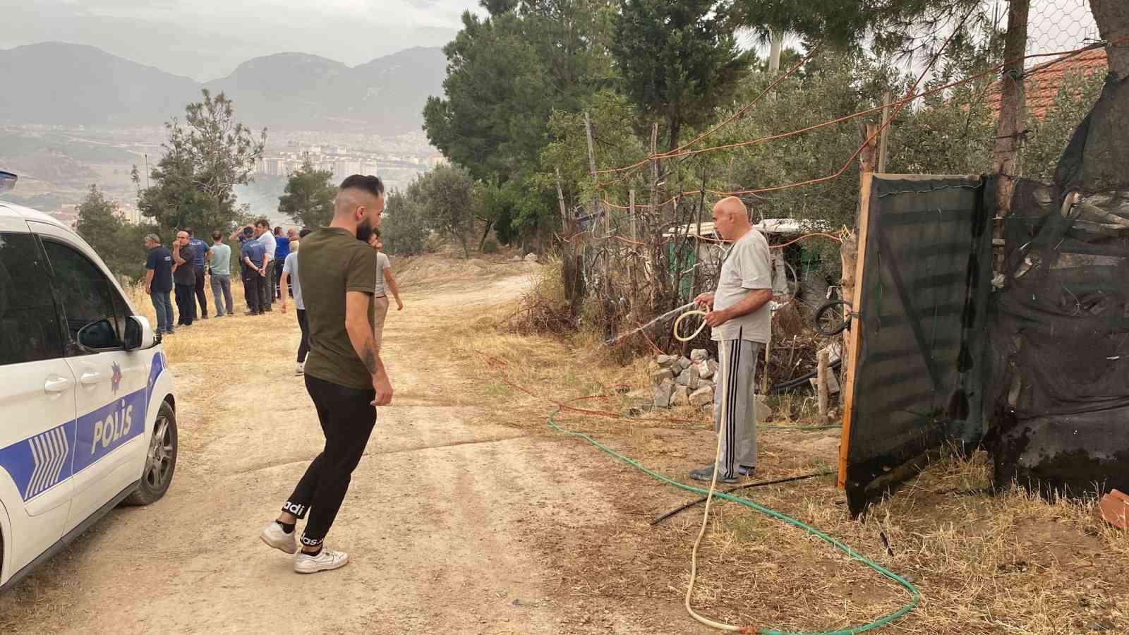 Yangının ilerlediği yerleşim alanlarında endişeli bekleyiş sürüyor