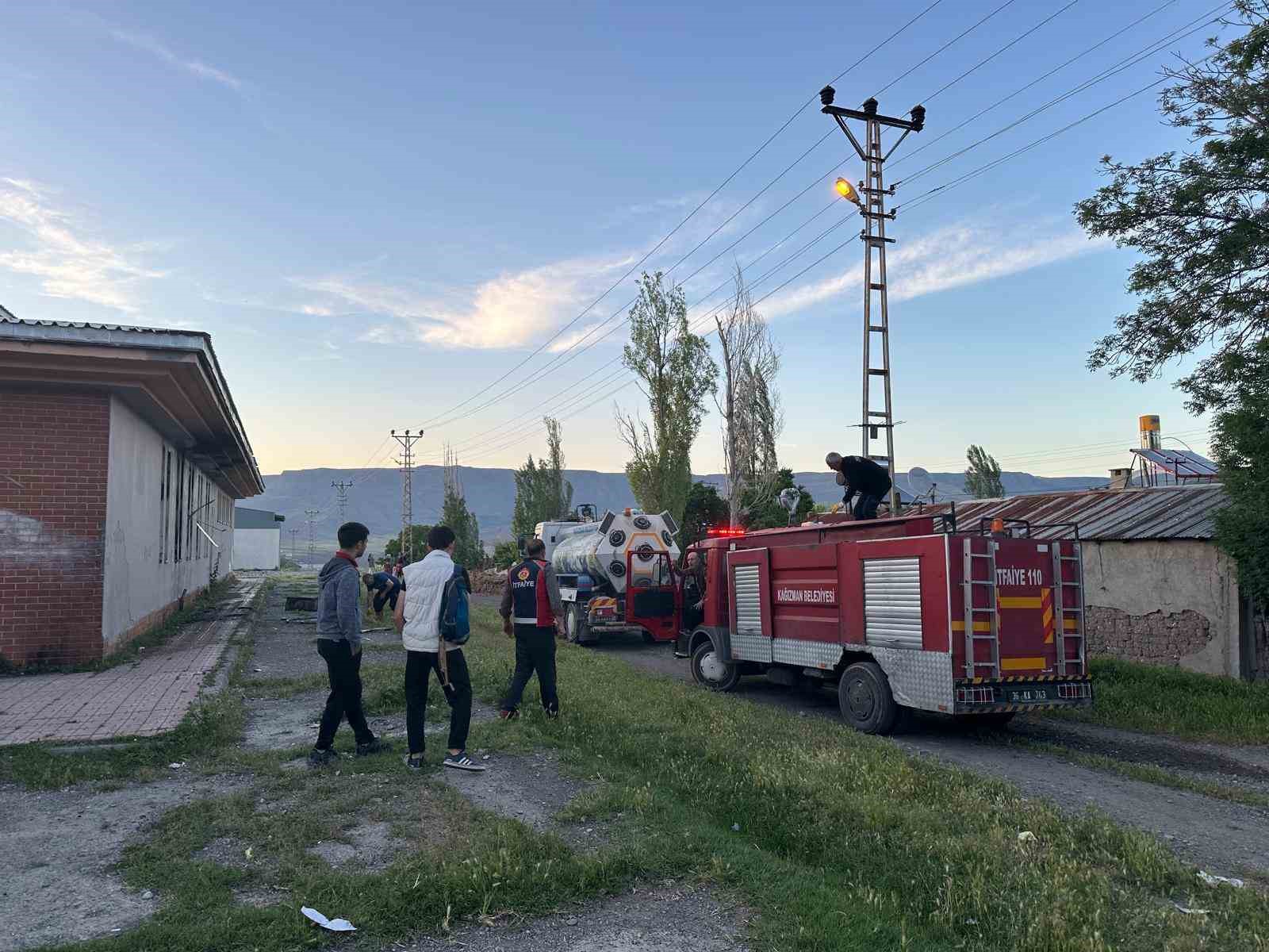 Kağızman Milli Eğitim M&uuml;d&uuml;rl&uuml;ğ&uuml; deposunda yangın
