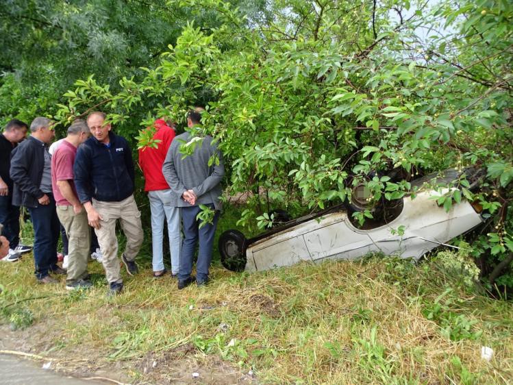 Hisarcık&rsquo;ta otomobil şarampole yuvarlandı: 2 yaralı
