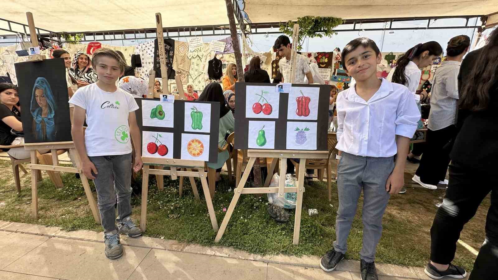 Atık malzemelerden yaptıkları &uuml;r&uuml;nleri sergilediler
