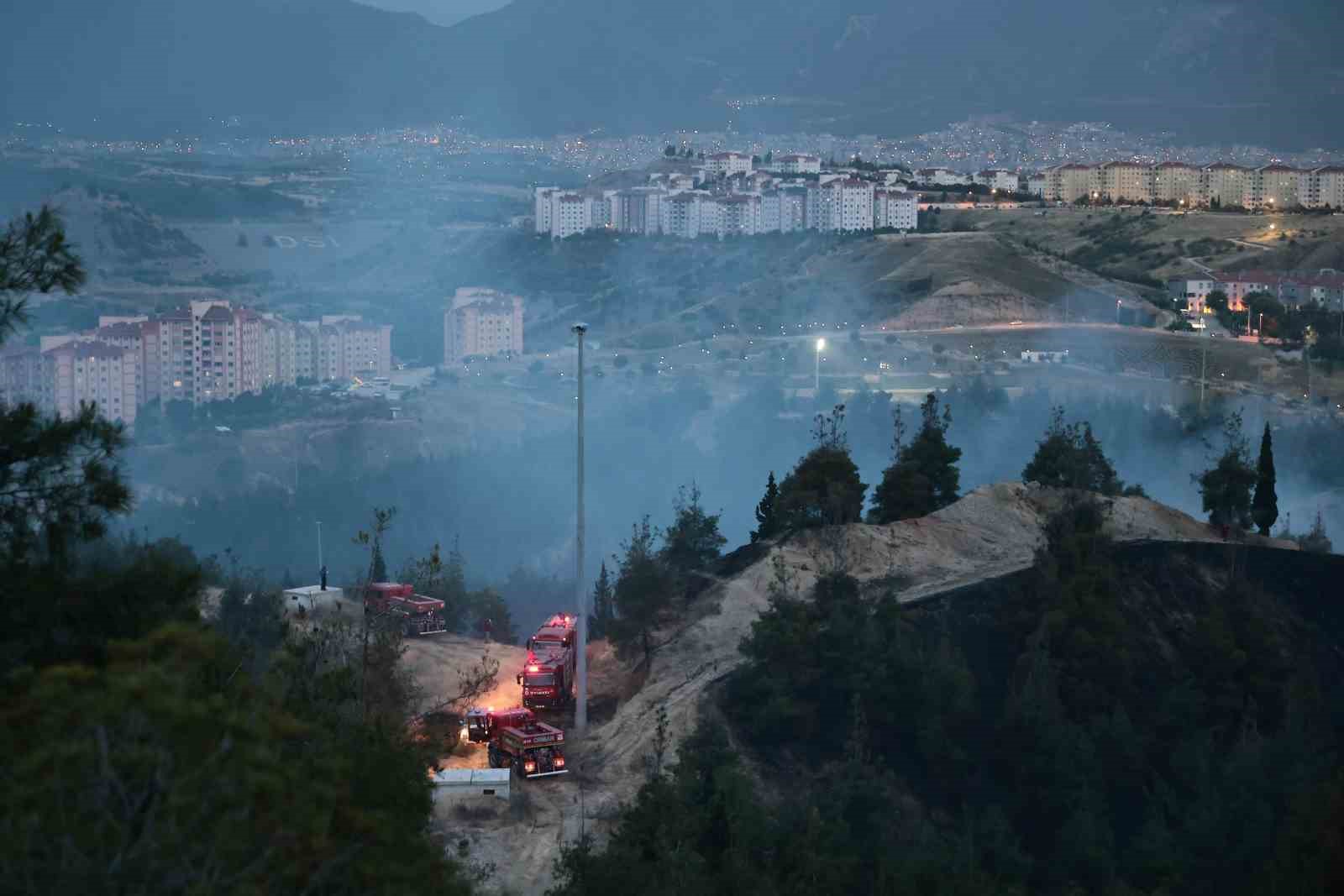 Denizli B&uuml;y&uuml;kşehir yangına 2 ayrı noktada m&uuml;dahale etti

