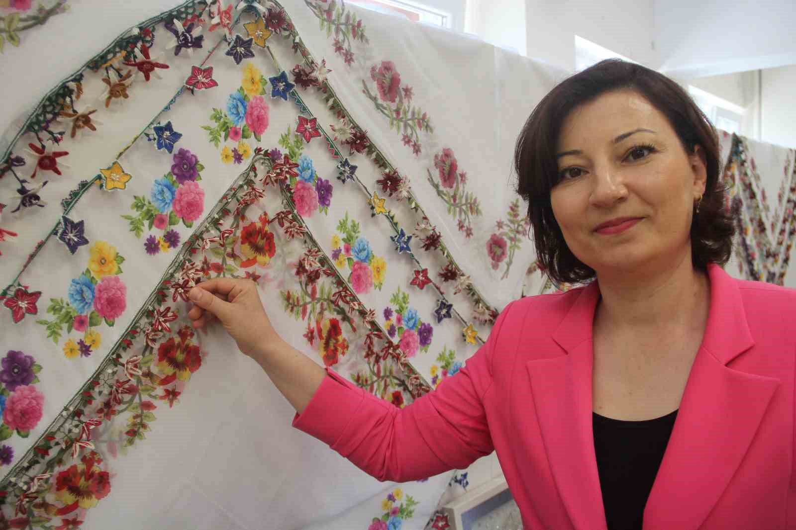 Kütahya’da iğne oyası ve el nakışları kursiyerlerinin yıl sonu sergisi göz kamaştırdı