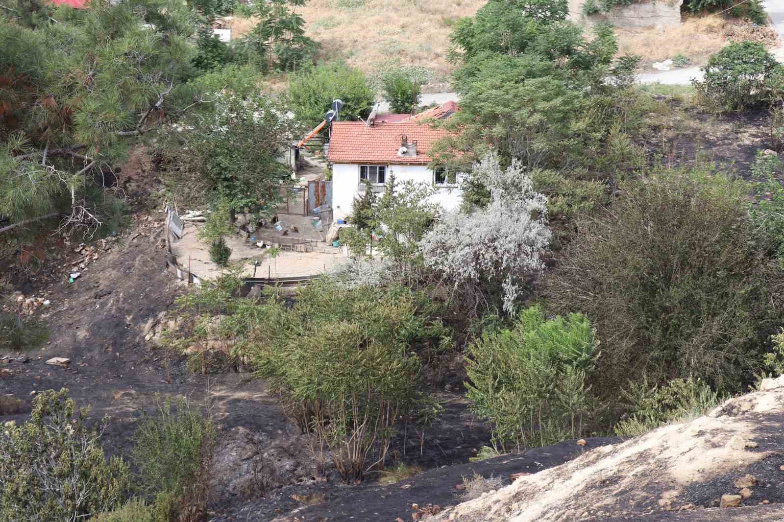 Yaklaşık 30 hektar alanın zarar g&ouml;rd&uuml;ğ&uuml; 2 ayrı yangınla ilgili olarak 3 ş&uuml;pheli g&ouml;zaltına alındı
