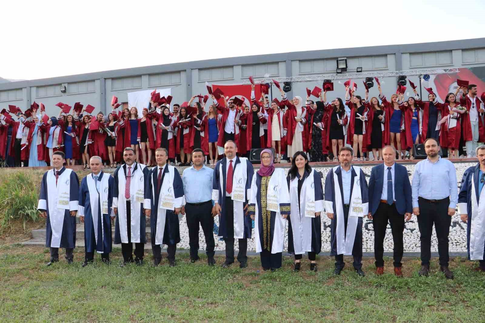 Kırkağa&ccedil; MYO&rsquo;da mezuniyet coşkusu
