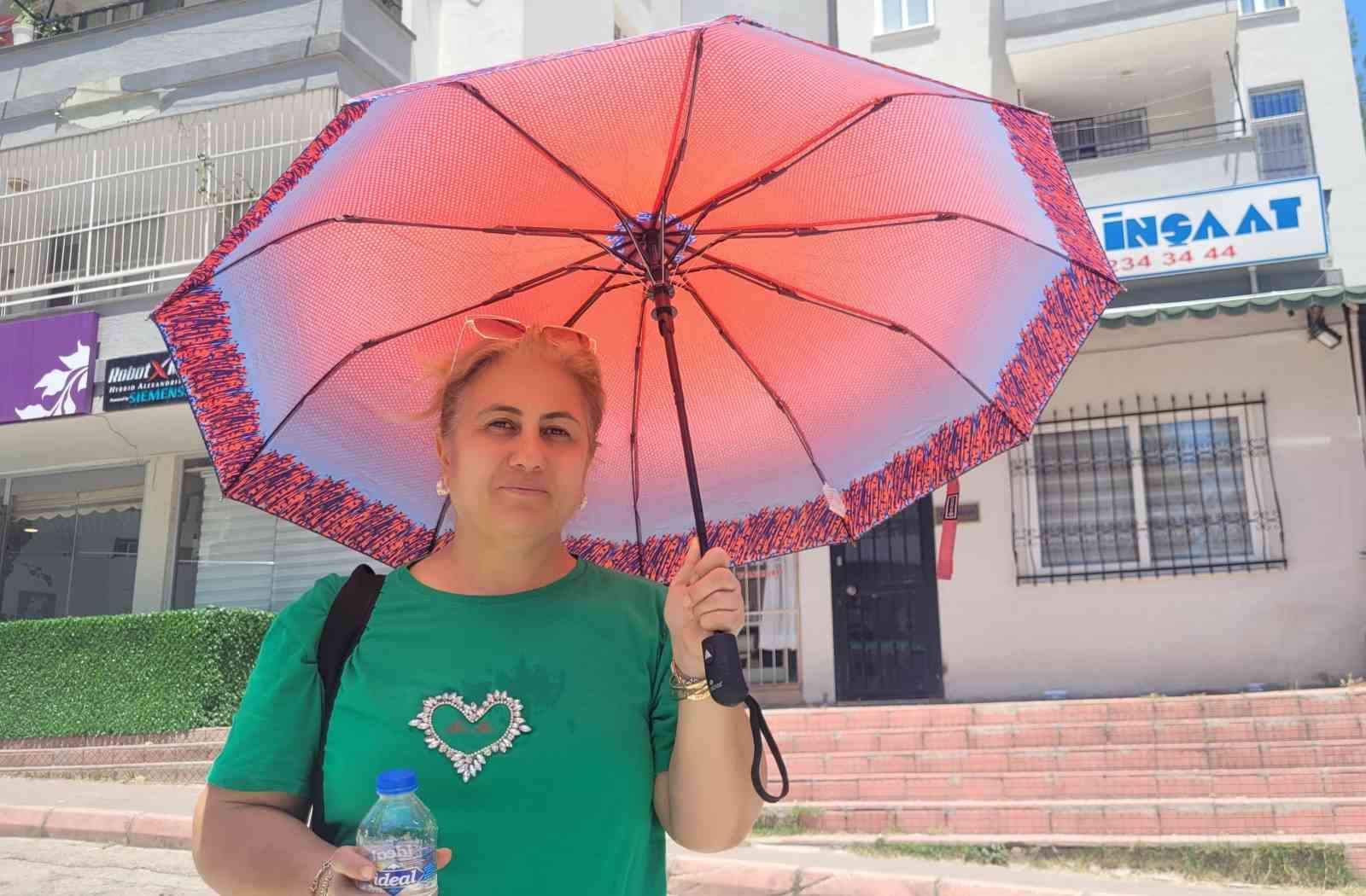Adana'da şemsiye bu sefer sıcaktan korudu İhlas Haber Ajansı
