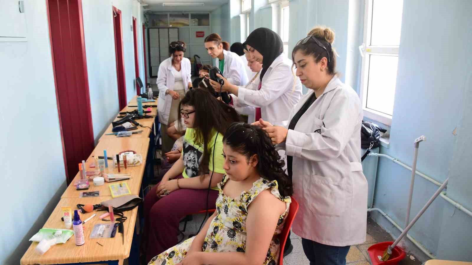 Kursiyerler g&ouml;rme engellilerin mutluluğuna ortak oldu
