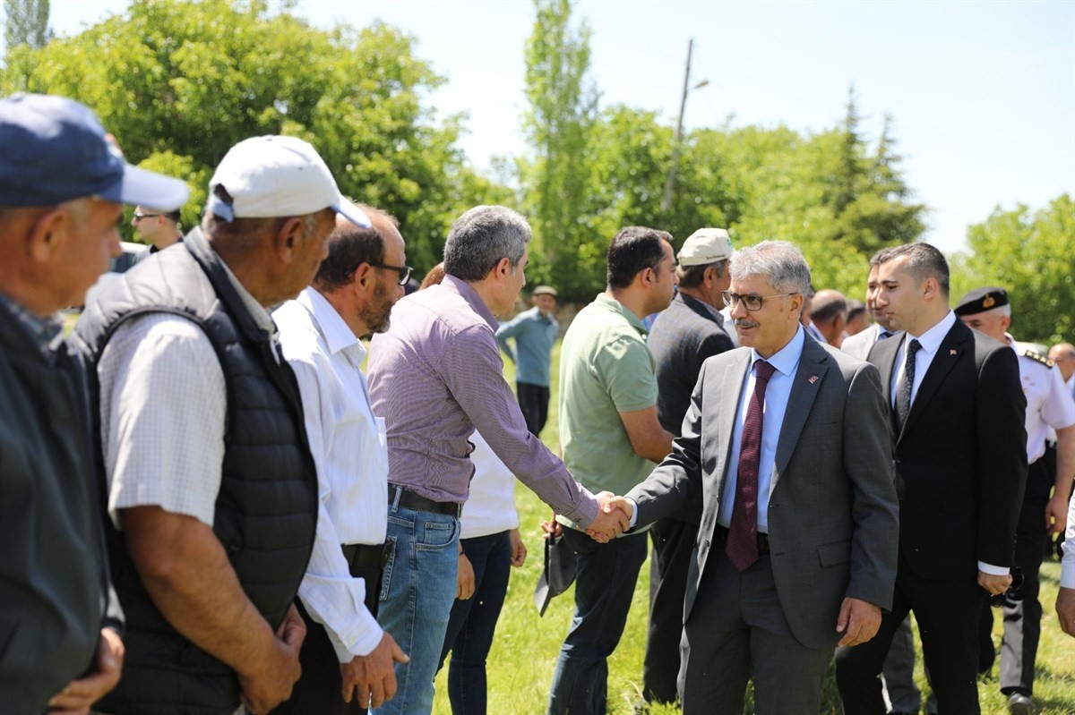 Vali Çelik belde ve köylerde vatandaşların taleplerini dinledi
