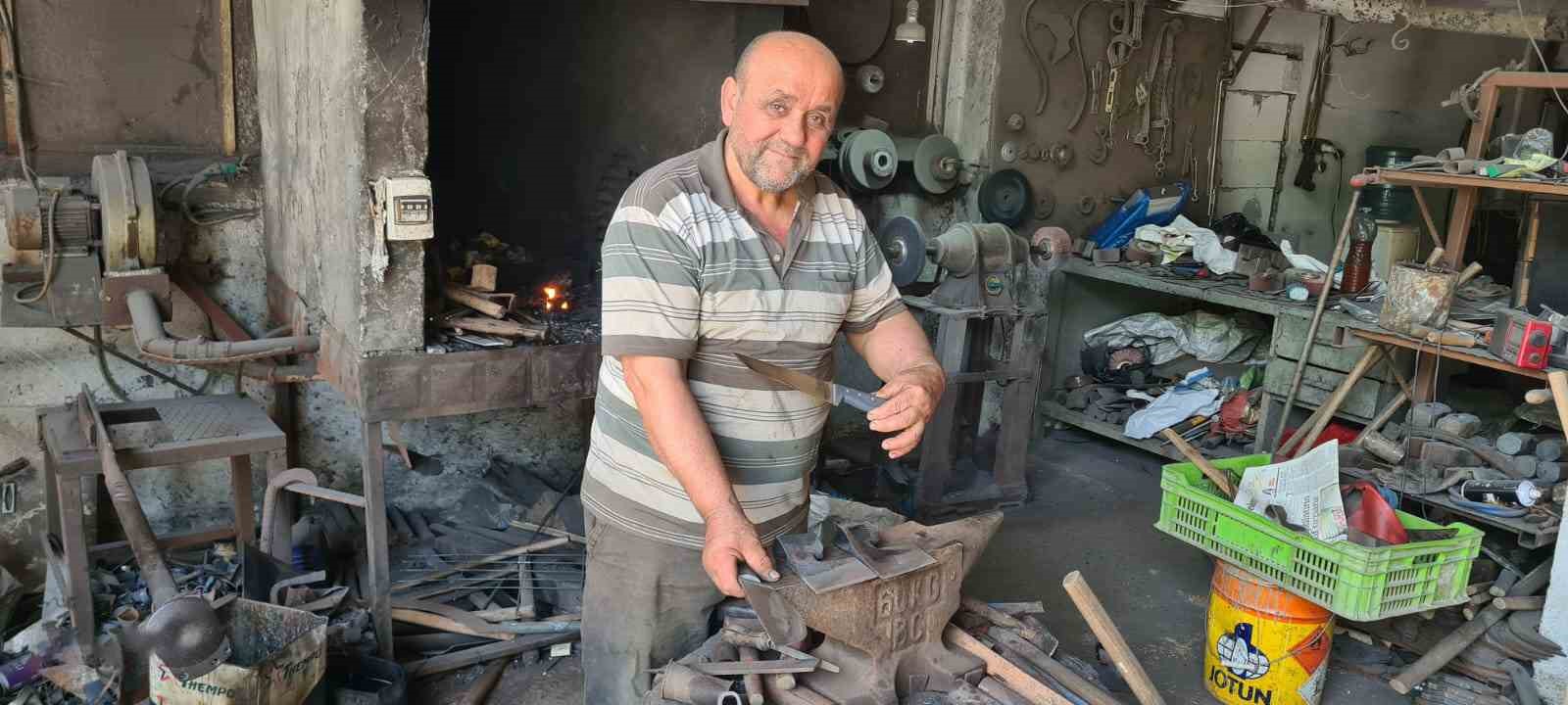 Türkiye’deki sayılı birkaç ustadan biri; yaptığı bıçaklar çiviyi kesiyor