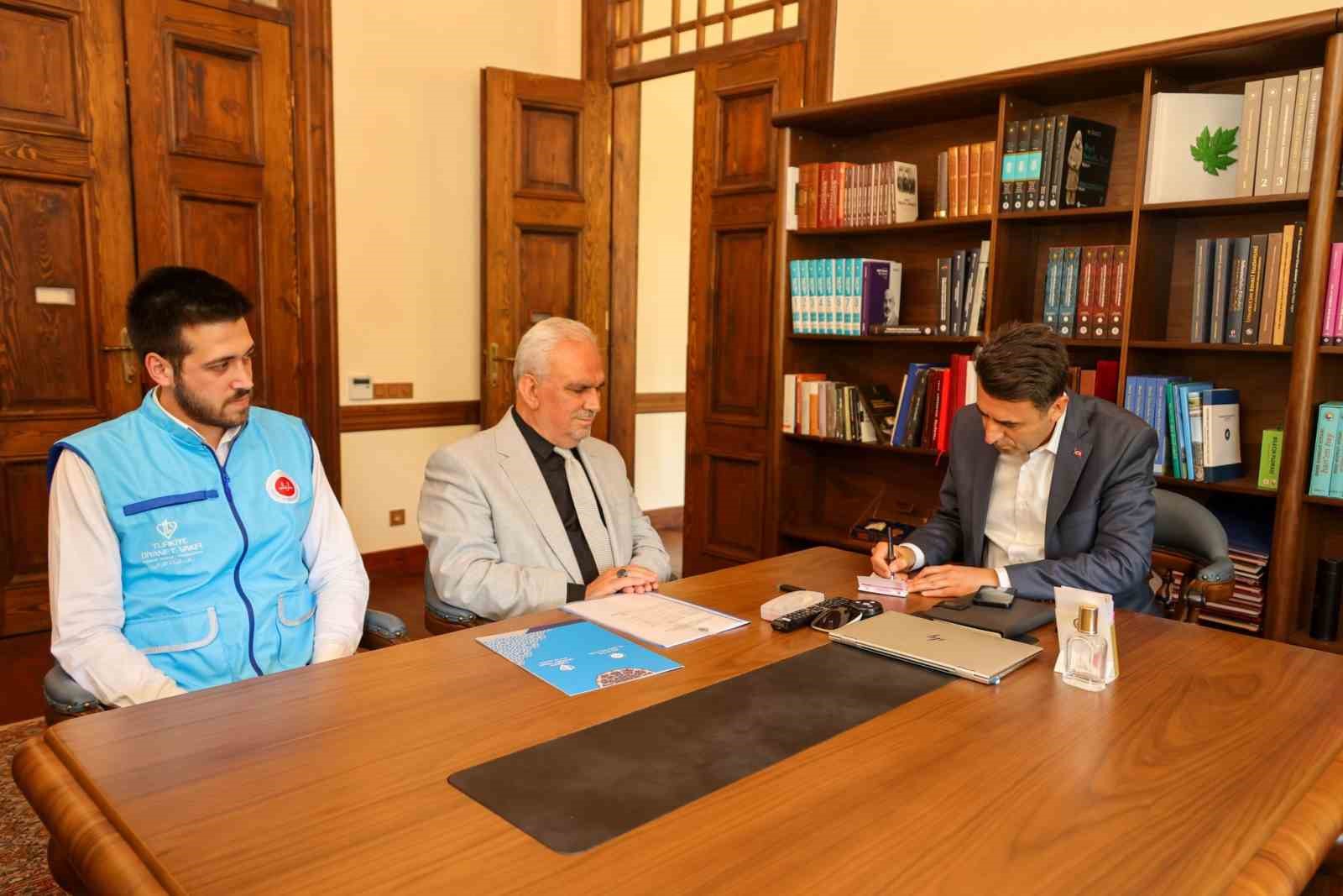 Vali Aygöl, kurban bağışını TDV’ye gerçekleştirdi