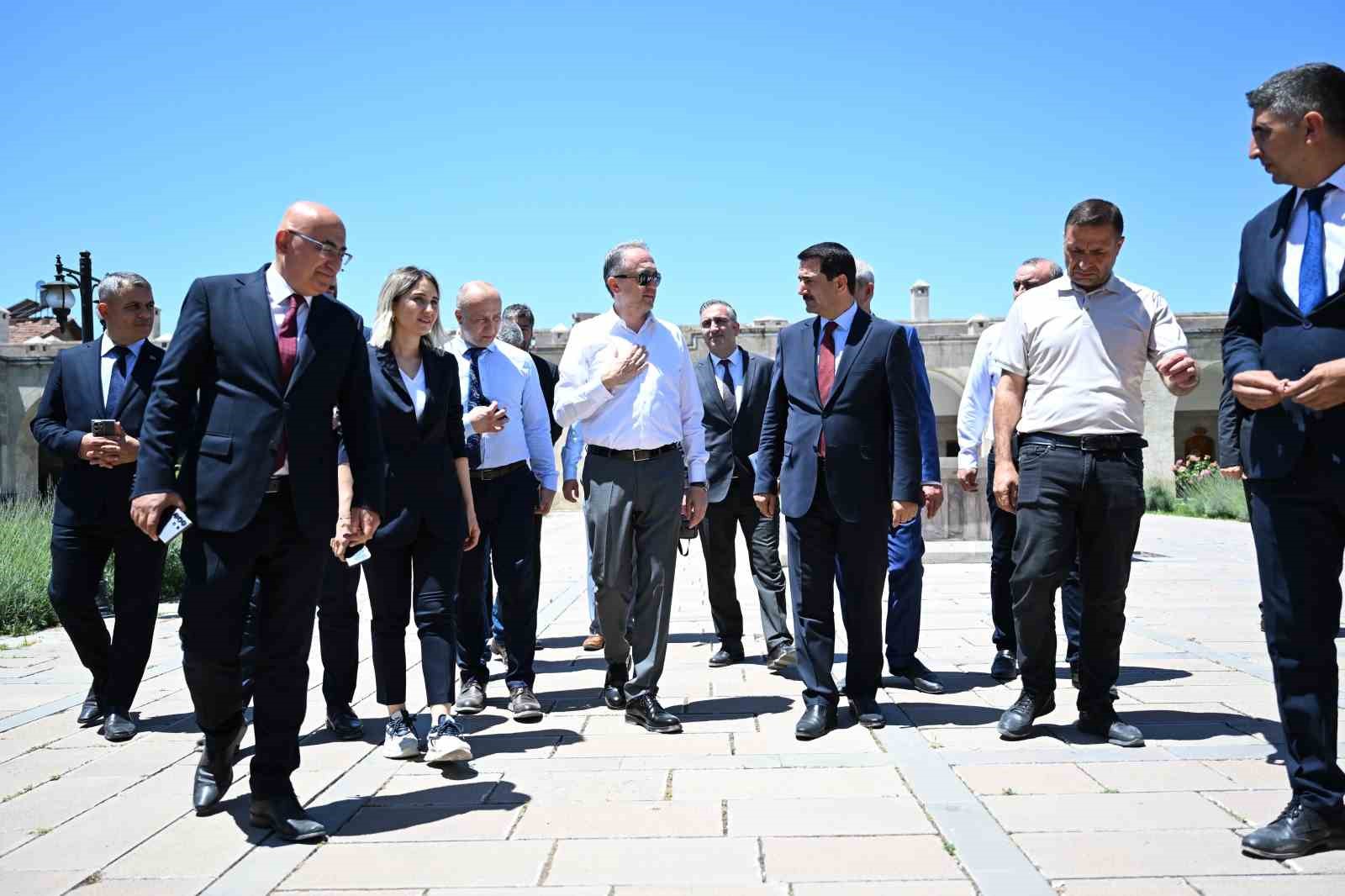 Taşkın, Bakan Yardımcısı Yazgı ile beraber Battalgazi&rsquo;nin tarihi yapılarını inceledi
