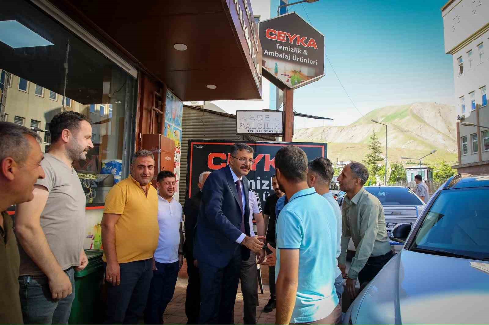 Vali &Ccedil;elik vatandaşlarla bir araya geldi
