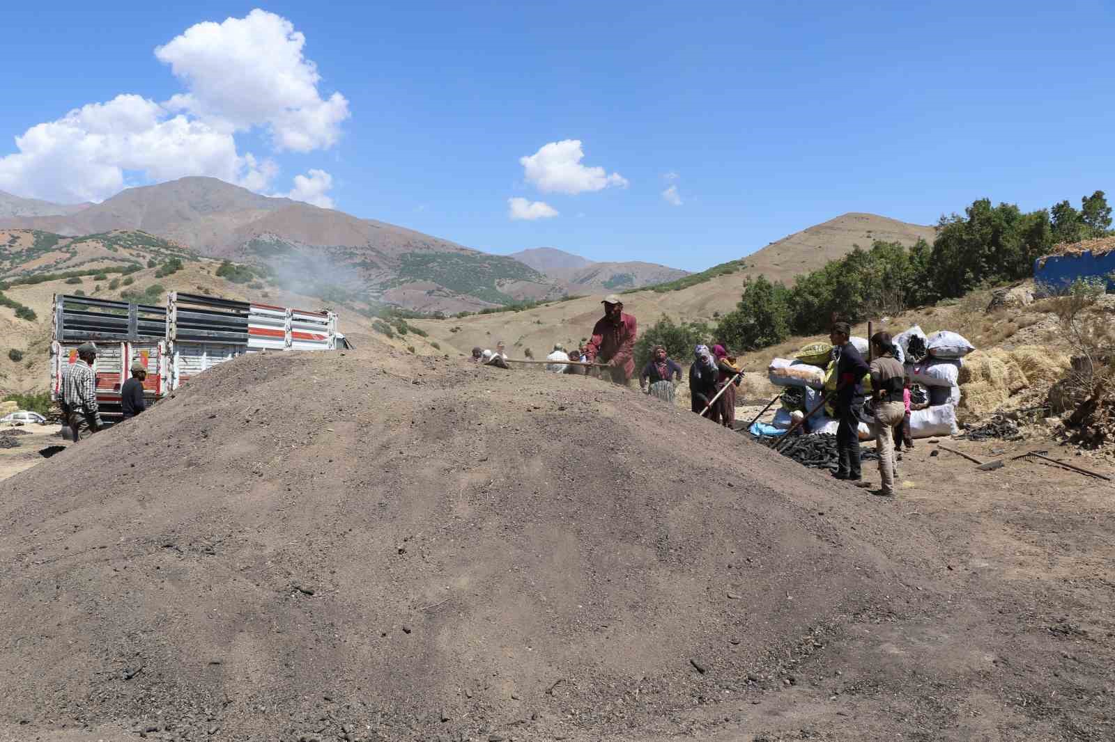 Mangal k&ouml;m&uuml;r&uuml; &uuml;retmek i&ccedil;in gece g&uuml;nd&uuml;z mesai yapıyorlar
