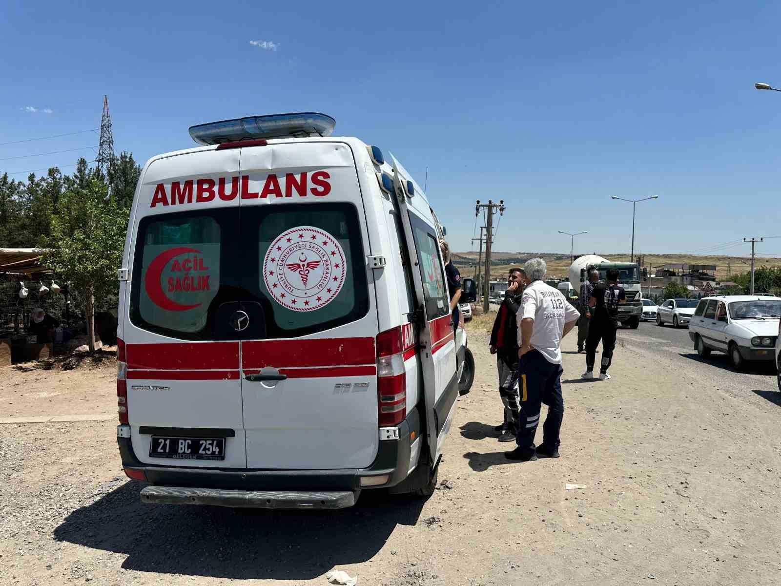Diyarbakır’da 3 aracın karıştığı zincirleme kazada 4 kişi yaralandı
