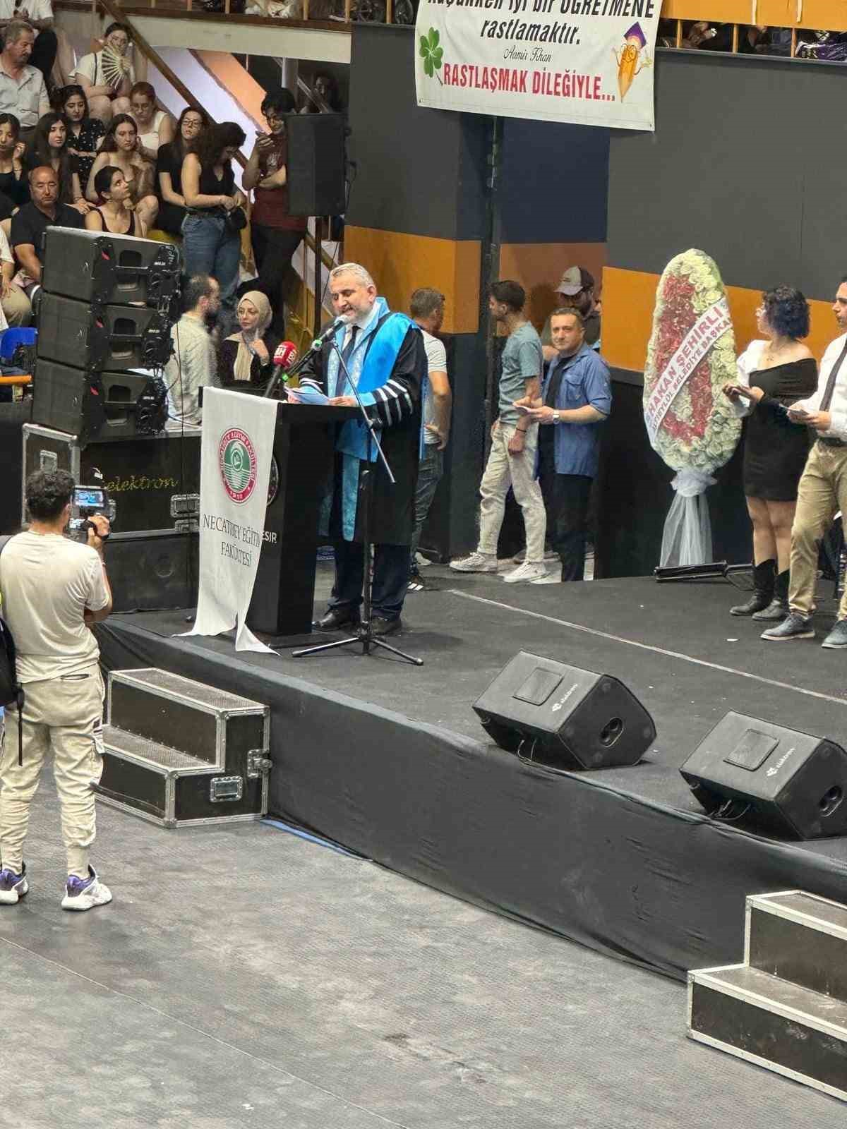 Asırlık &Ccedil;ınar Necatibey, 100. d&ouml;nem mezunlarını verdi
