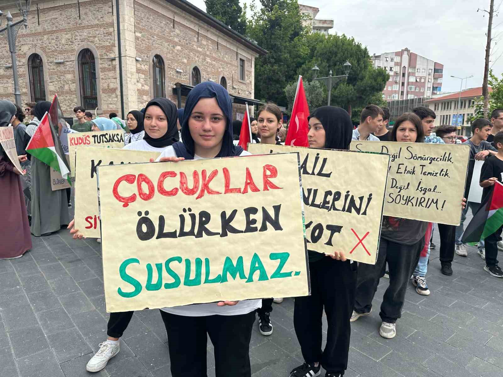 Balıkesir&rsquo;de lise &ouml;ğrencilerinden Gazze&rsquo;ye destek y&uuml;r&uuml;y&uuml;ş&uuml;

