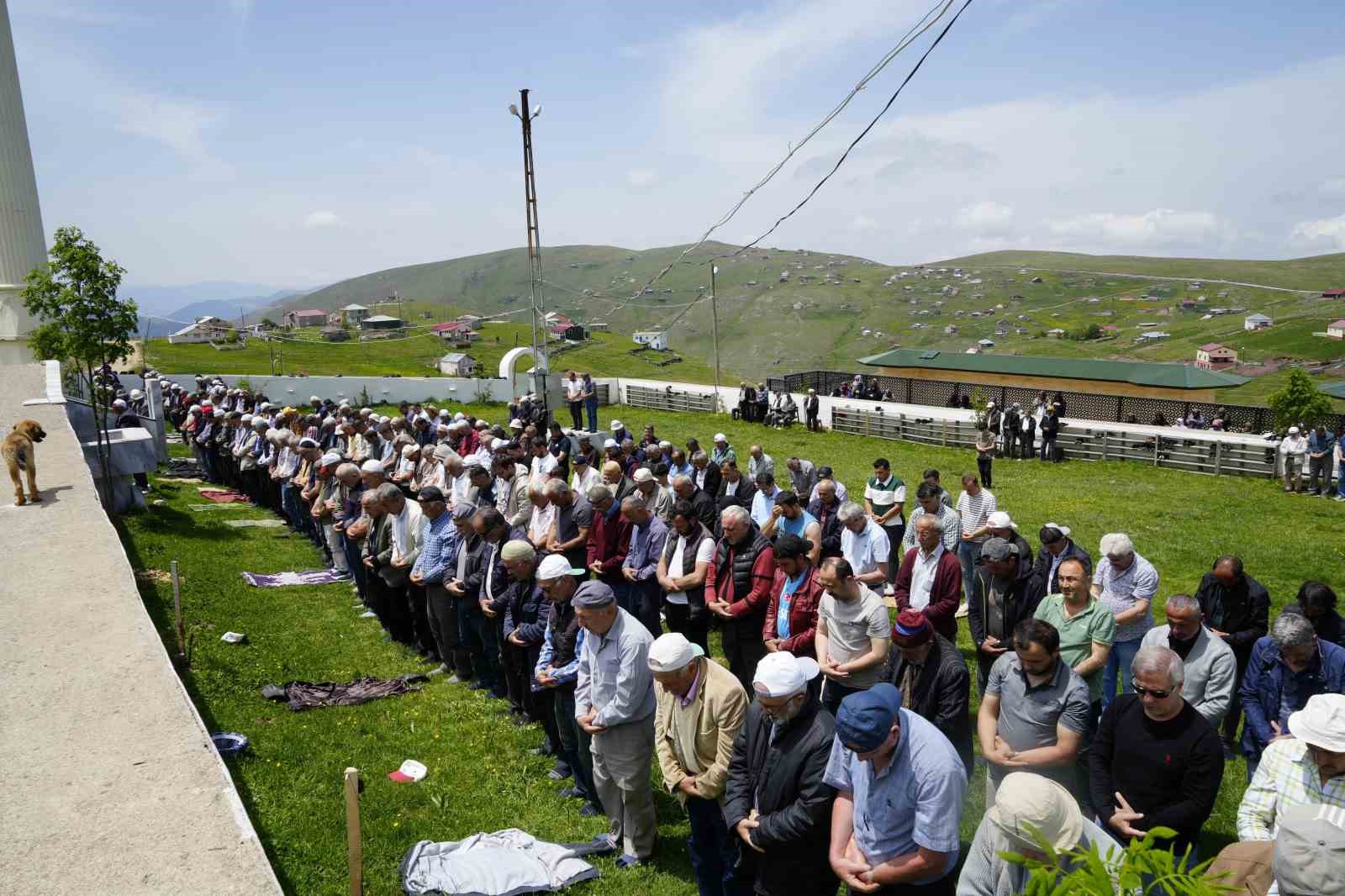 &Uuml;st&uuml; a&ccedil;ık camide 563 yıldır &ccedil;imen &uuml;zerinde Cuma namazı kılınıyor
