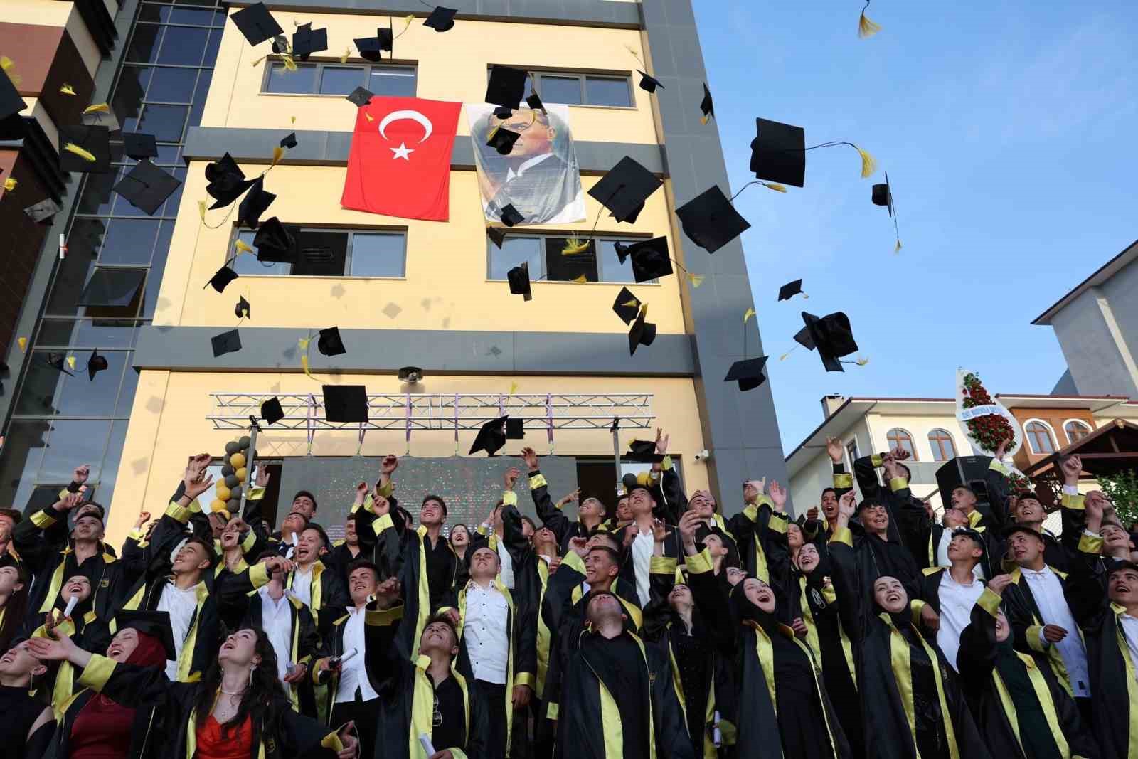 Nurettin &Ccedil;armıklı Madencilik Mesleki ve Teknik Anadolu Lisesi ilk mezunlarını verdi
