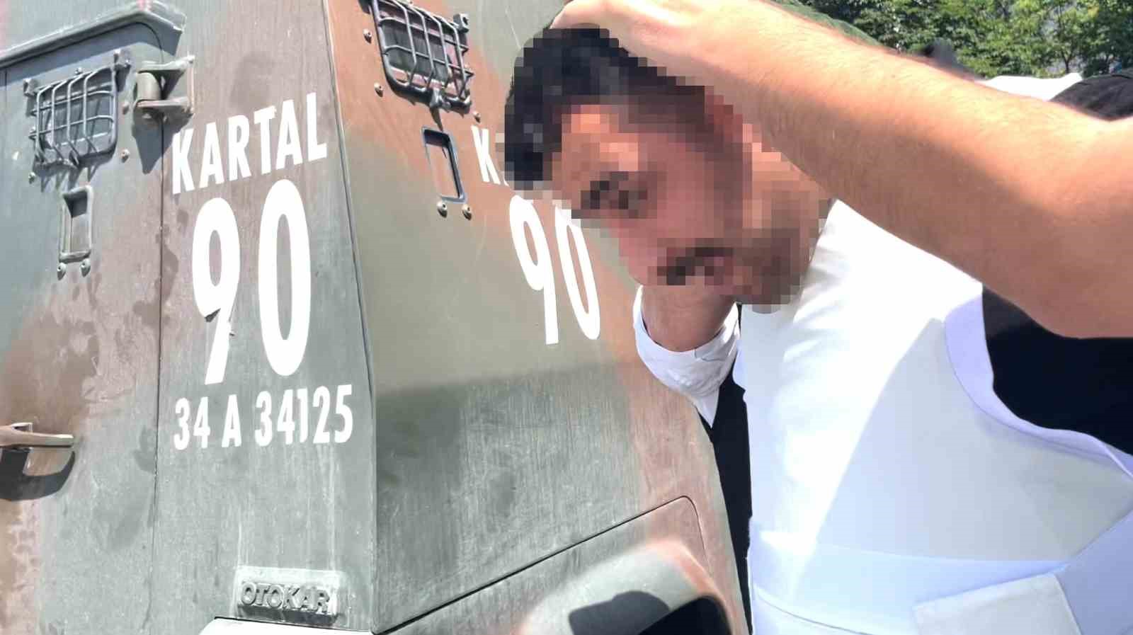 Öğretmeni infaz edip kaçmıştı, saatler içinde yakalandı: Zırhlı araçla sevk edildi