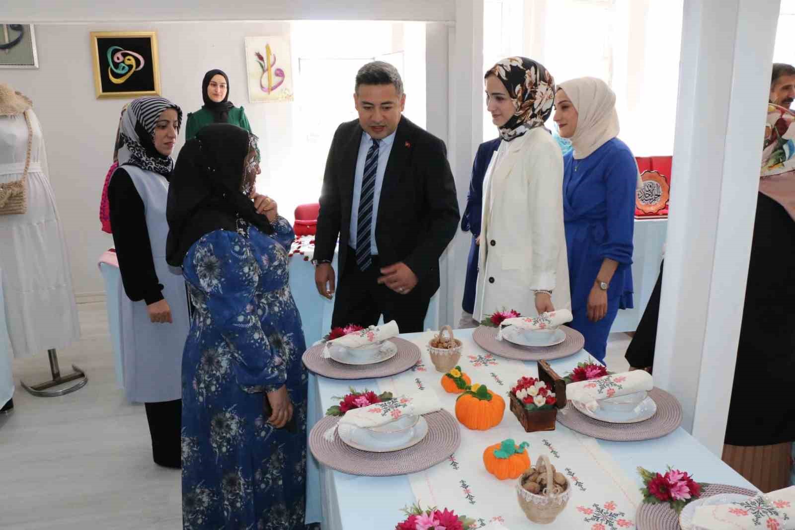 Hizan&rsquo;da el emeği g&ouml;z nuru &uuml;r&uuml;nler sergilendi
