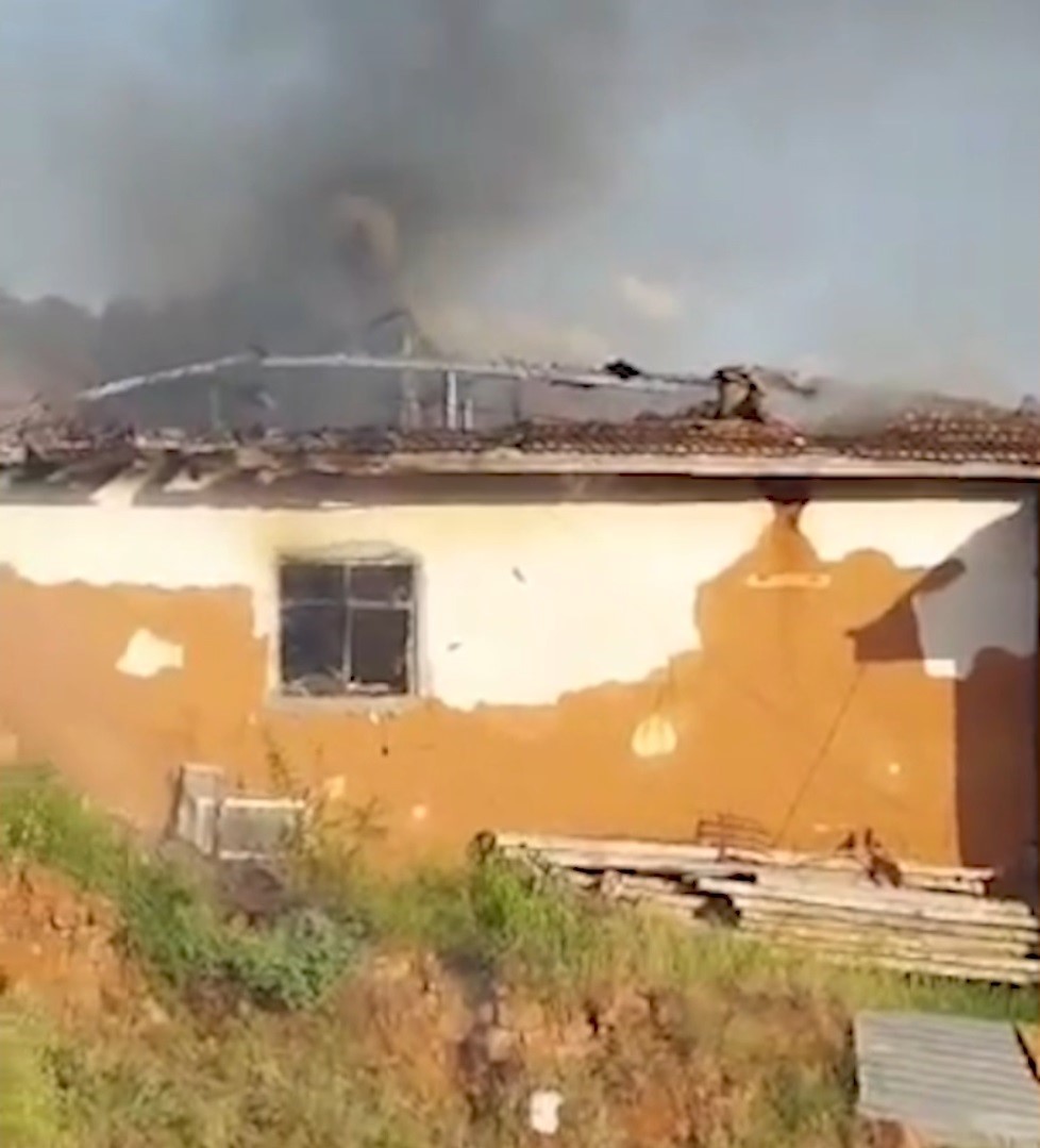 T&uuml;p patladı, ev alevlere teslim oldu
