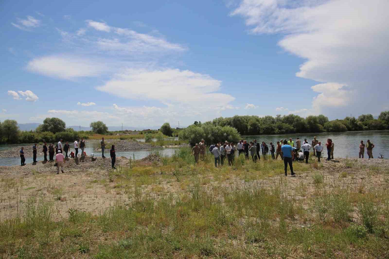 Murat Nehri’nde suya kapılan genç için arama kurtarma çalışması başlatıldı
