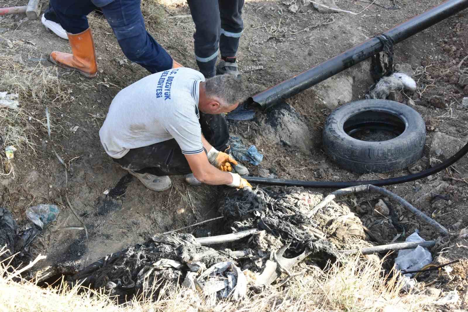 Bozüyük’te kanalizasyon hatlarını tıkayan ıslak mendillerle mücadele sürüyor