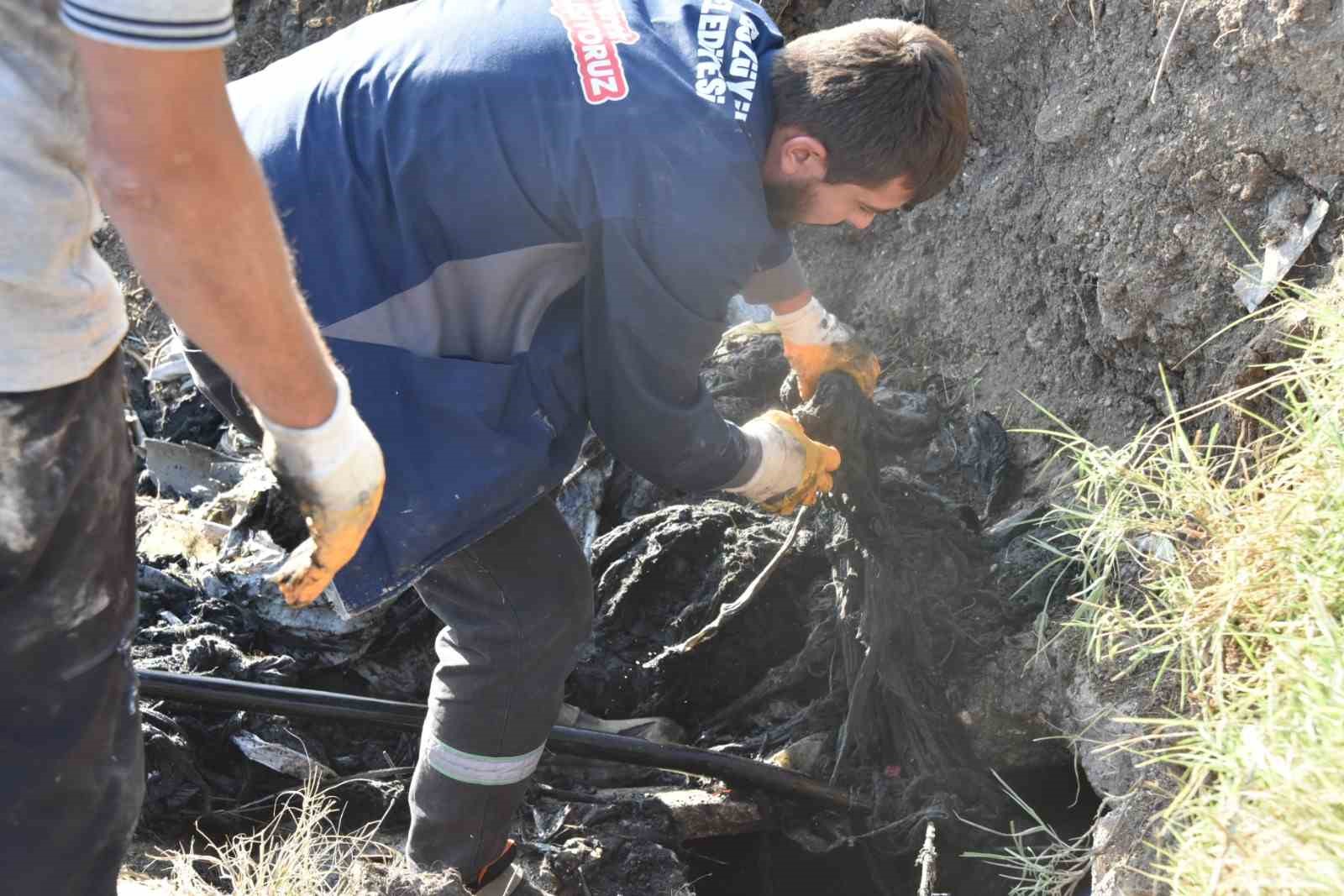 Bozüyük’te kanalizasyon hatlarını tıkayan ıslak mendillerle mücadele sürüyor