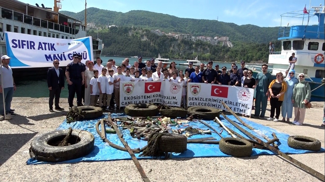 Sahil güvenlik ekipleri bu kez deniz canlılarının yaşama tutunması için mücadele verdi İhlas Haber Ajansı