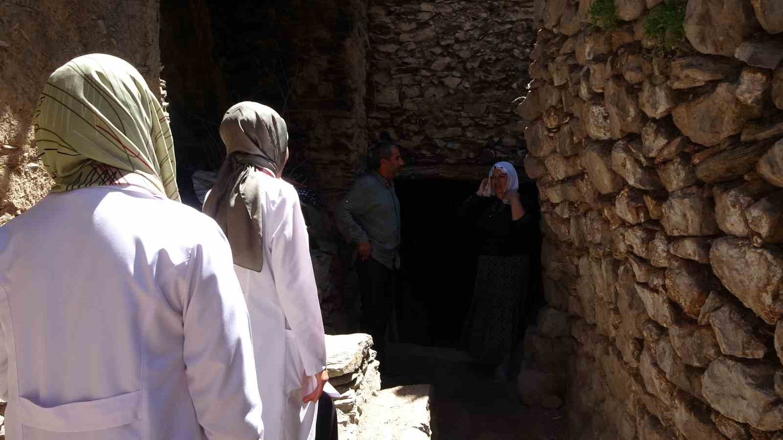 Bitlis&rsquo;te K&uuml;rt&ccedil;e ve T&uuml;rk&ccedil;e anonslu sağlık taraması
