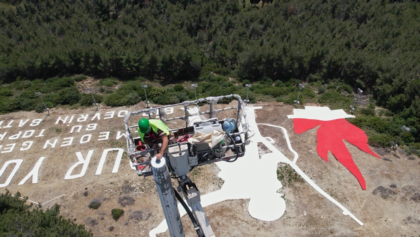 &Ccedil;anakkale&rsquo;nin simgesi &rsquo;Dur Yolcu&rsquo; yazısının T&uuml;rk bayrağı ve direği yenilendi
