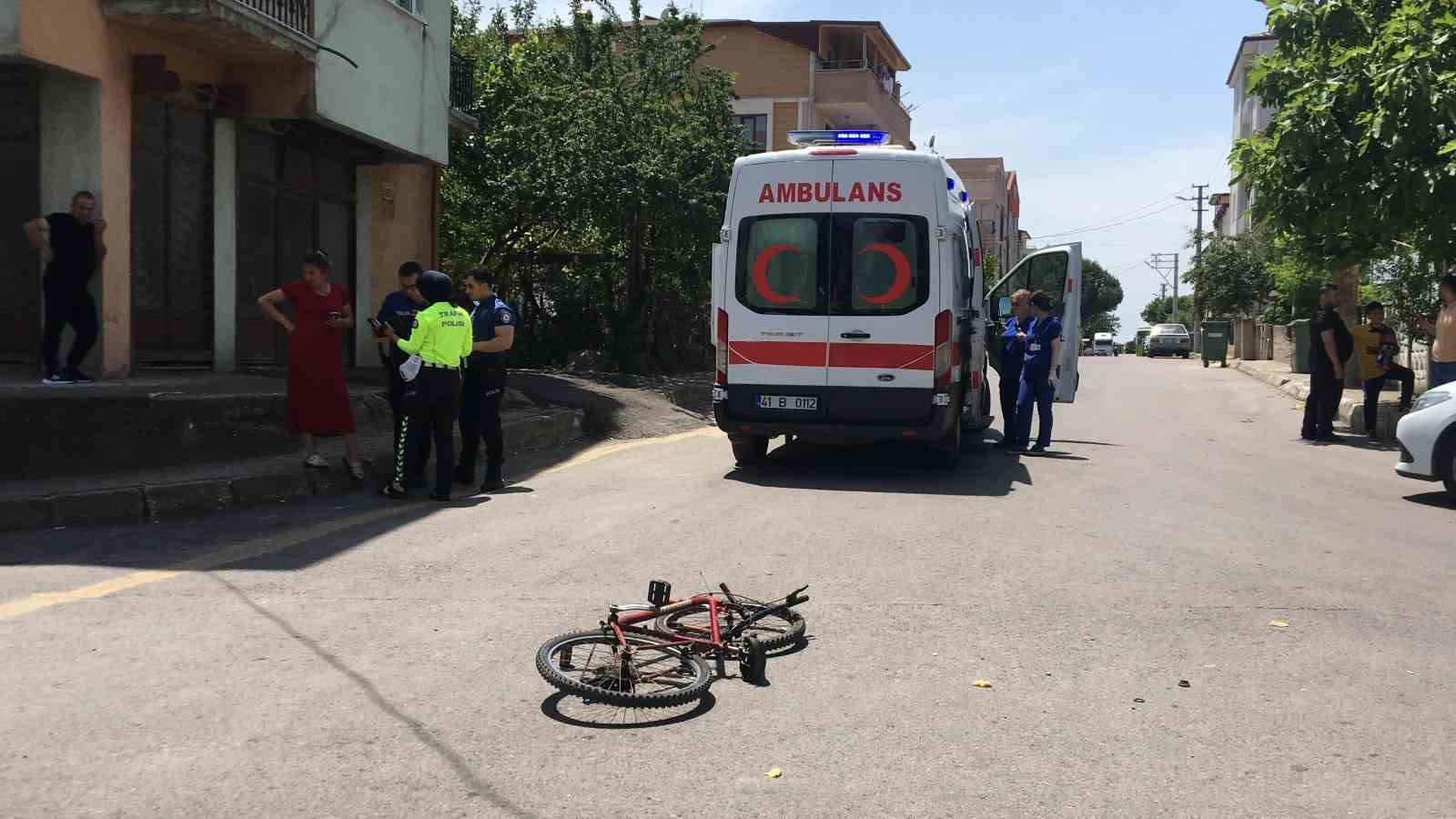 Mahallede bisiklet süren çocuk otomobile çarptı