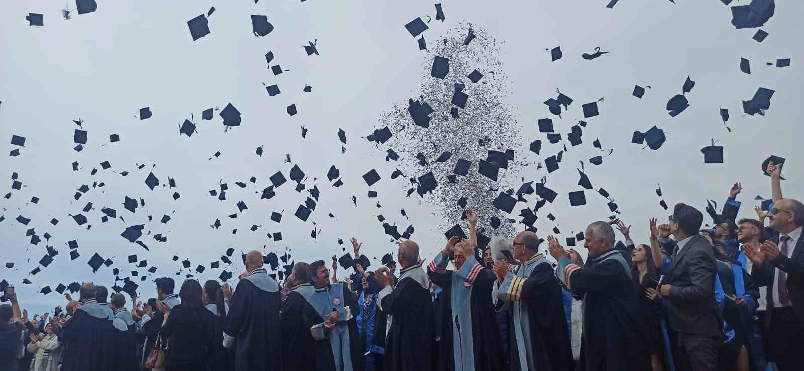 Devrek’te üniversite öğrencileri mezuniyetlerini kep atarak kutladılar