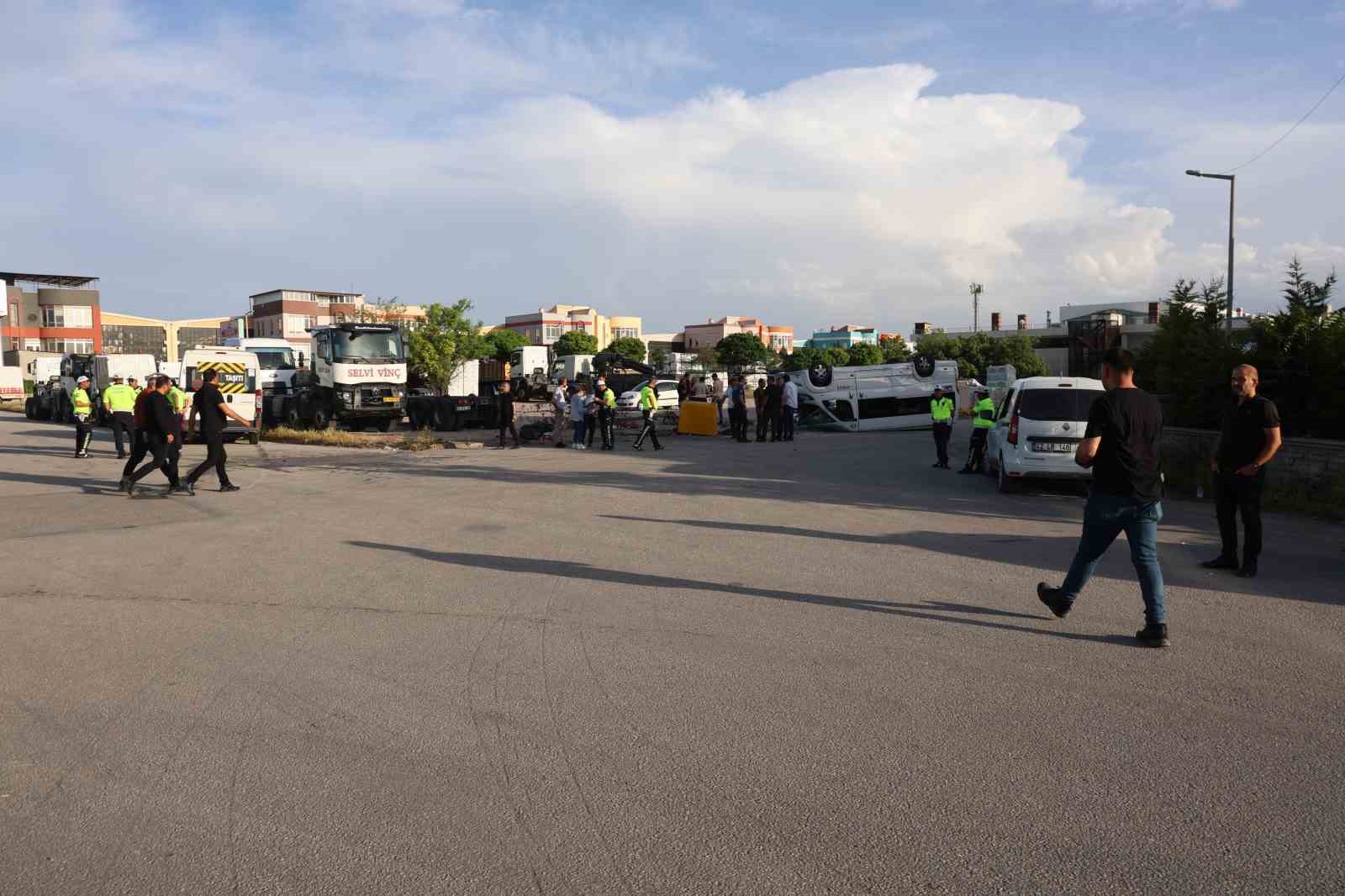 Konya&rsquo;da 2 servis minib&uuml;s&uuml; &ccedil;arpıştı: 7 yaralı
