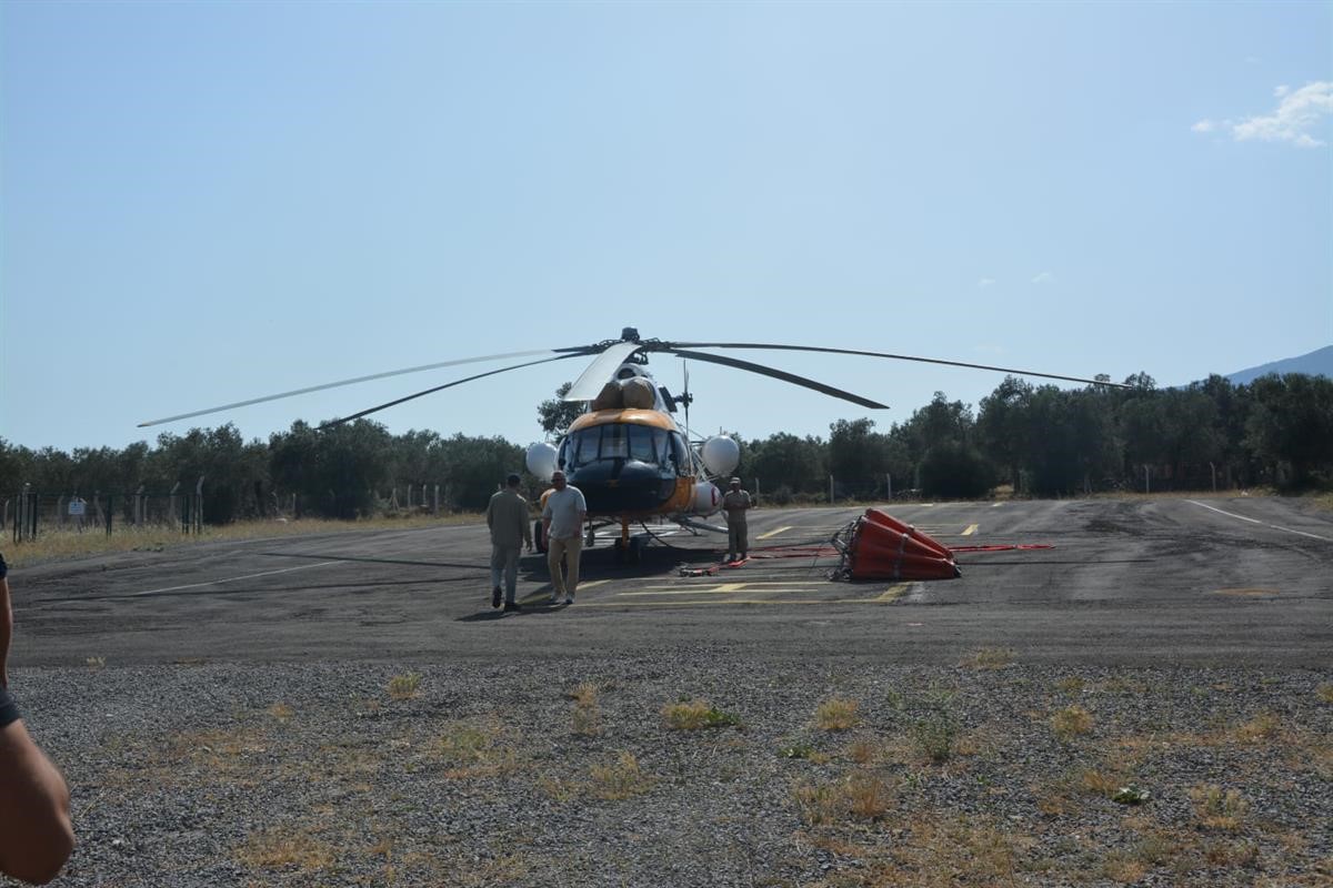 Edremit&rsquo;te orman yangınlarıyla m&uuml;cadeleye helikopter desteği
