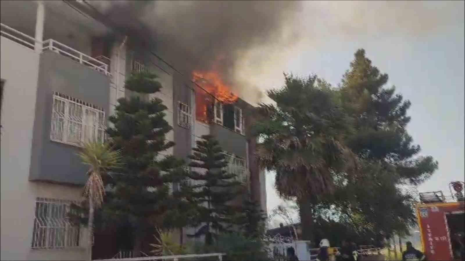 Çatı katı alevlere teslim oldu, vatandaşlar korku dolu anlar yaşadı