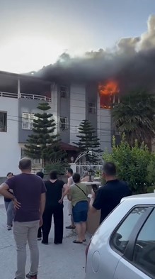 Çatı katı alevlere teslim oldu, vatandaşlar korku dolu anlar yaşadı
