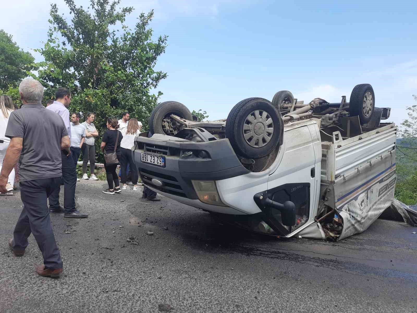 Takla atan mobilya y&uuml;kl&uuml; kamyonetten yara almadan kurtuldular
