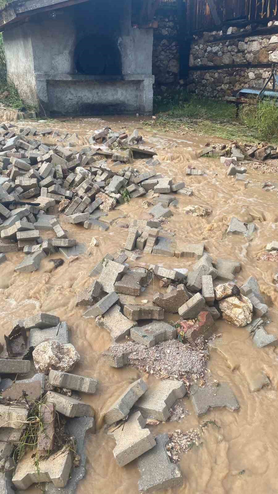 Kütahya’da dolu ve sağanak etkili oldu
