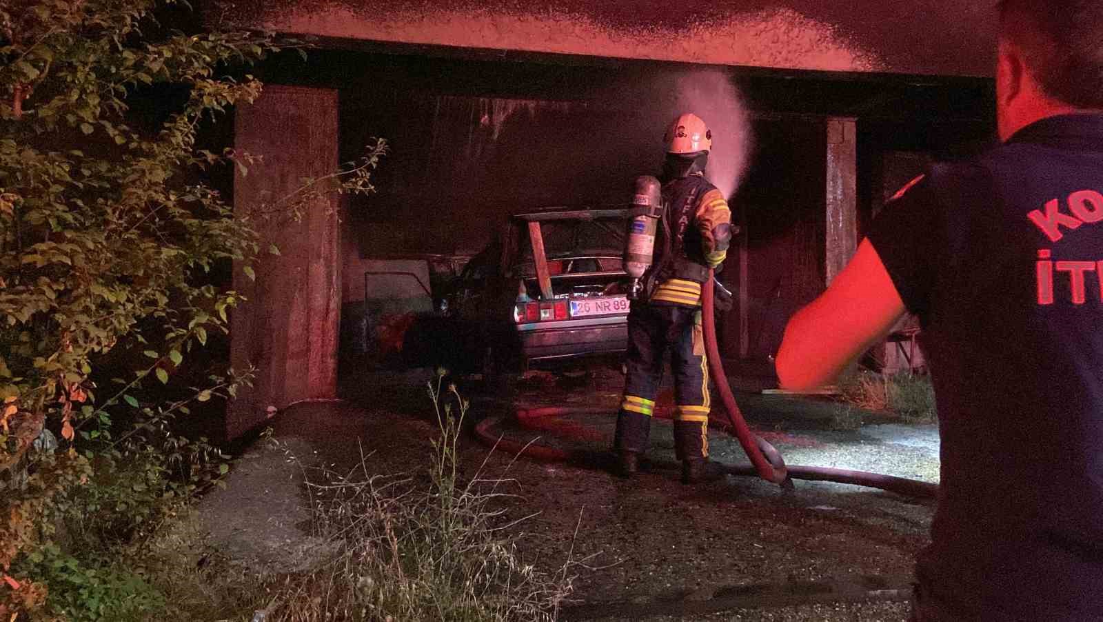 Yanan otomobilden geriye iskeleti kaldı