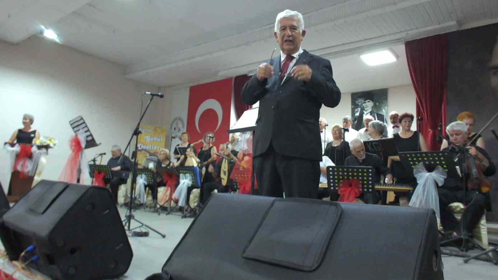Balıkesir&rsquo;de 80 yaşındaki emekli m&uuml;steşar koro şefliği yapıyor
