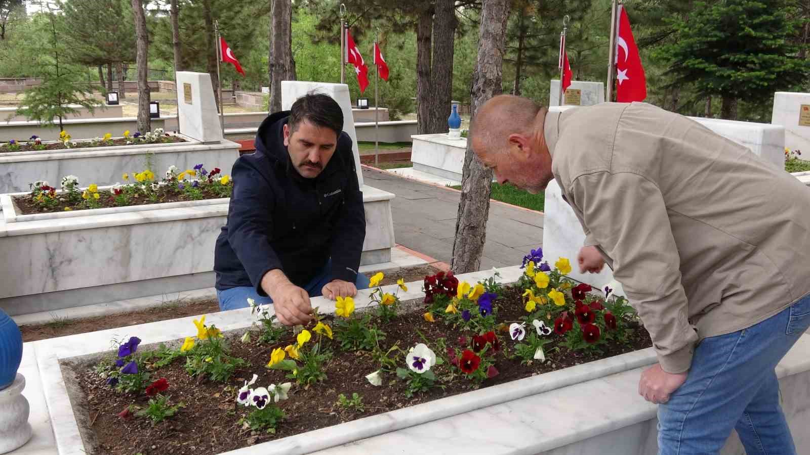 Şehidin cenaze töreninden etkilendi, 8 bin şehit mezarı ziyaret etti
