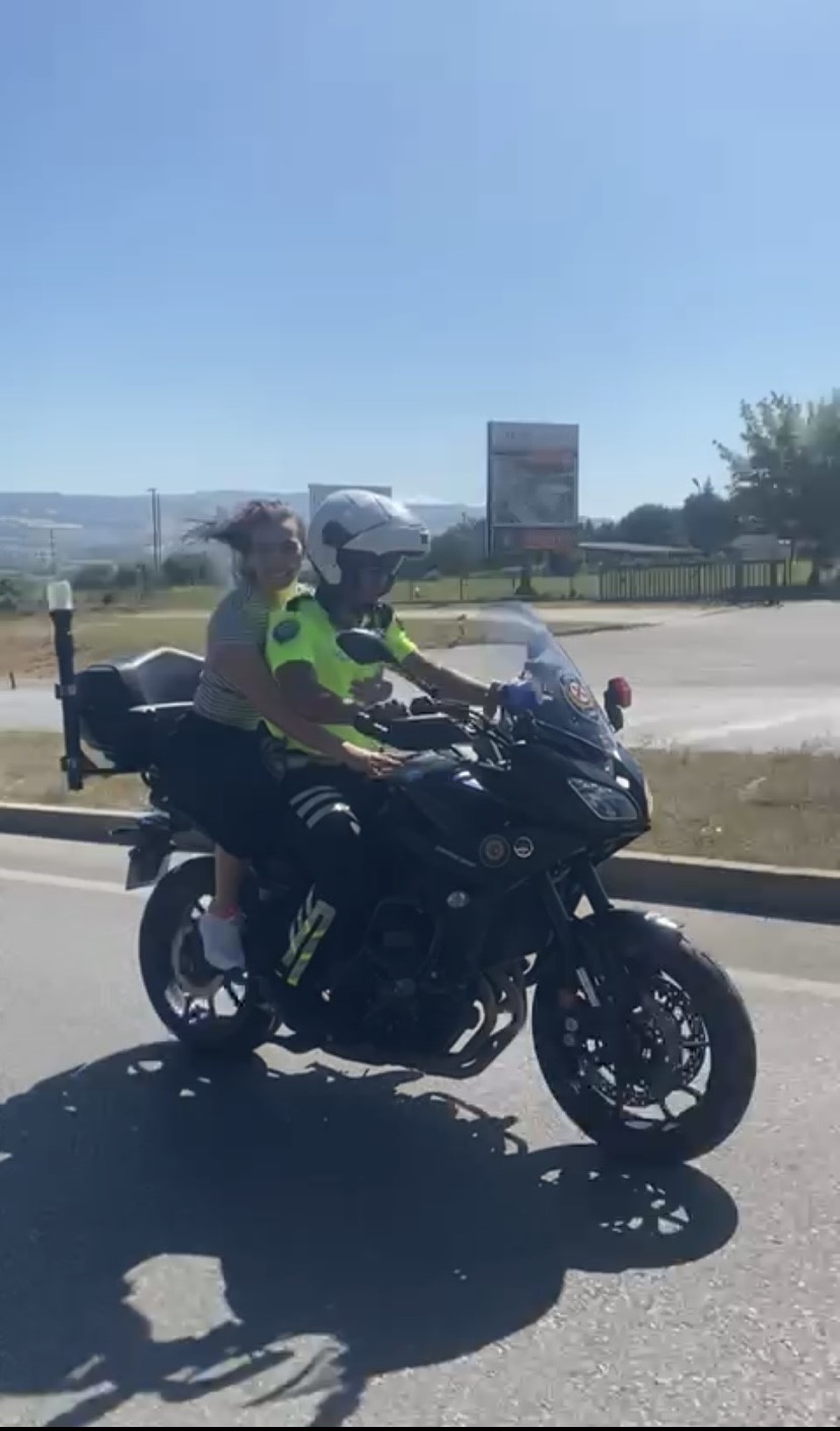 &Ccedil;anakkale&rsquo;de sınava ge&ccedil; kalan &ouml;ğrencileri polis ekipleri yetiştirdi
