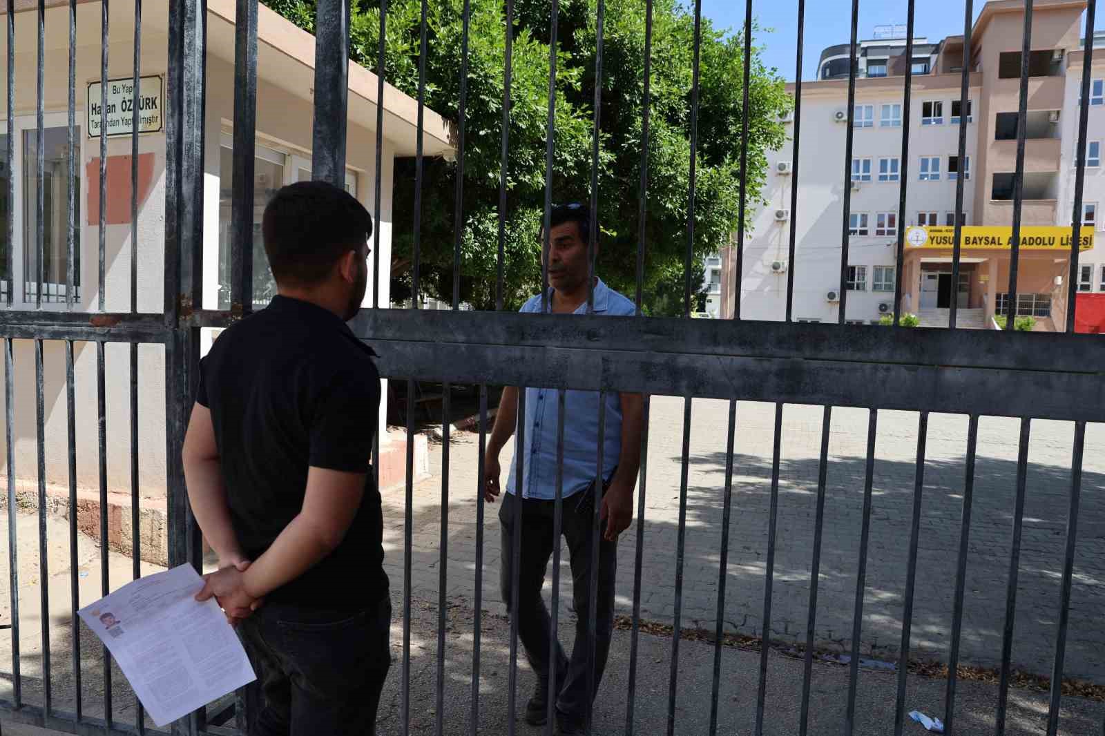 R&uuml;zgarın azizliğine uğrayan gen&ccedil; kızın imdadına polis yetişti
