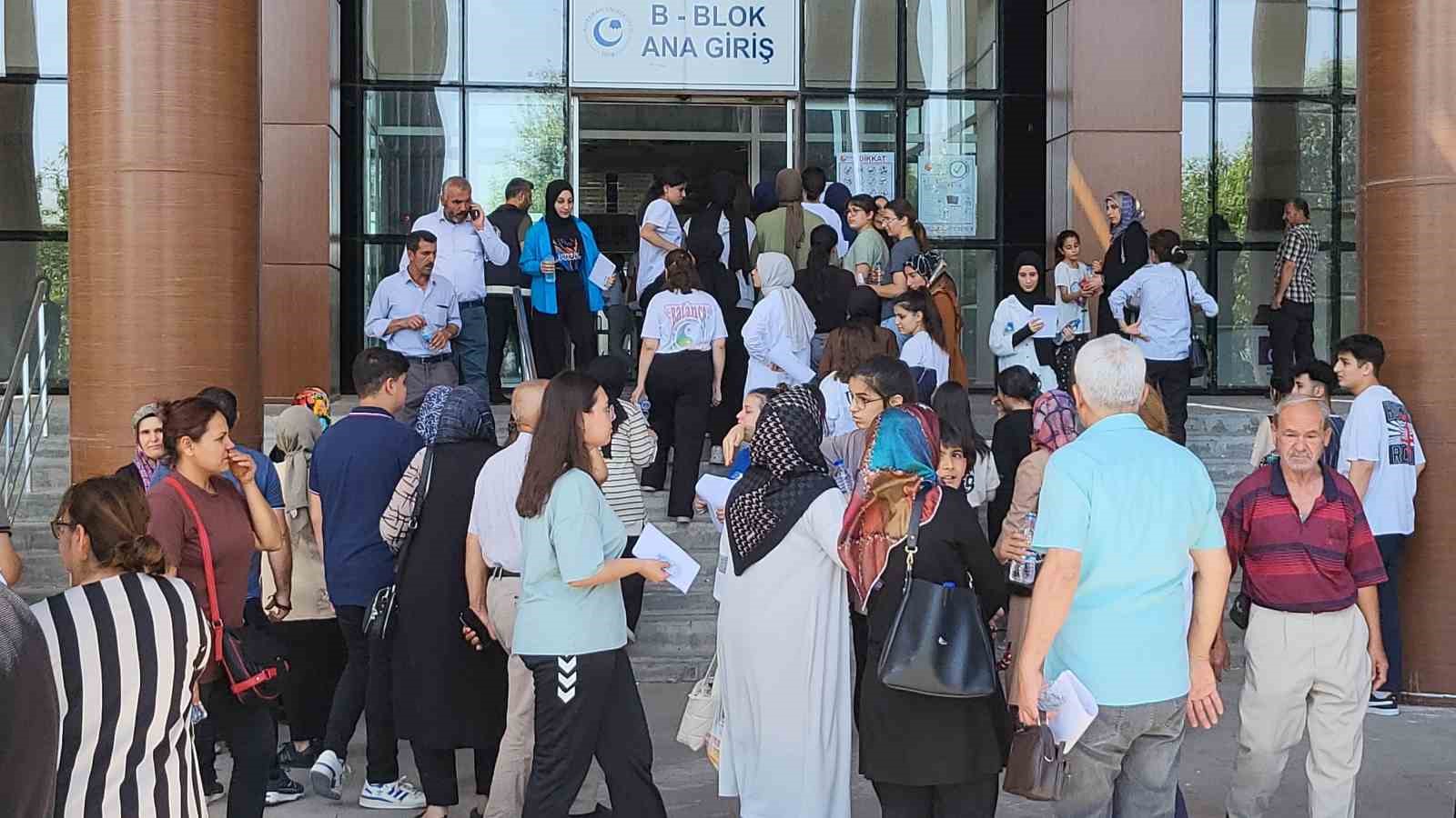 Adıyaman&rsquo;da YKS&rsquo;ye son anda yetişenler ve sınava giremeyenler oldu
