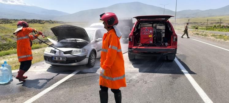 Iğdır-Doğubayazıt yolu üzerinde araçta çıkan yangın itfaiye ekipleri tarafından kontrol altına alındı
